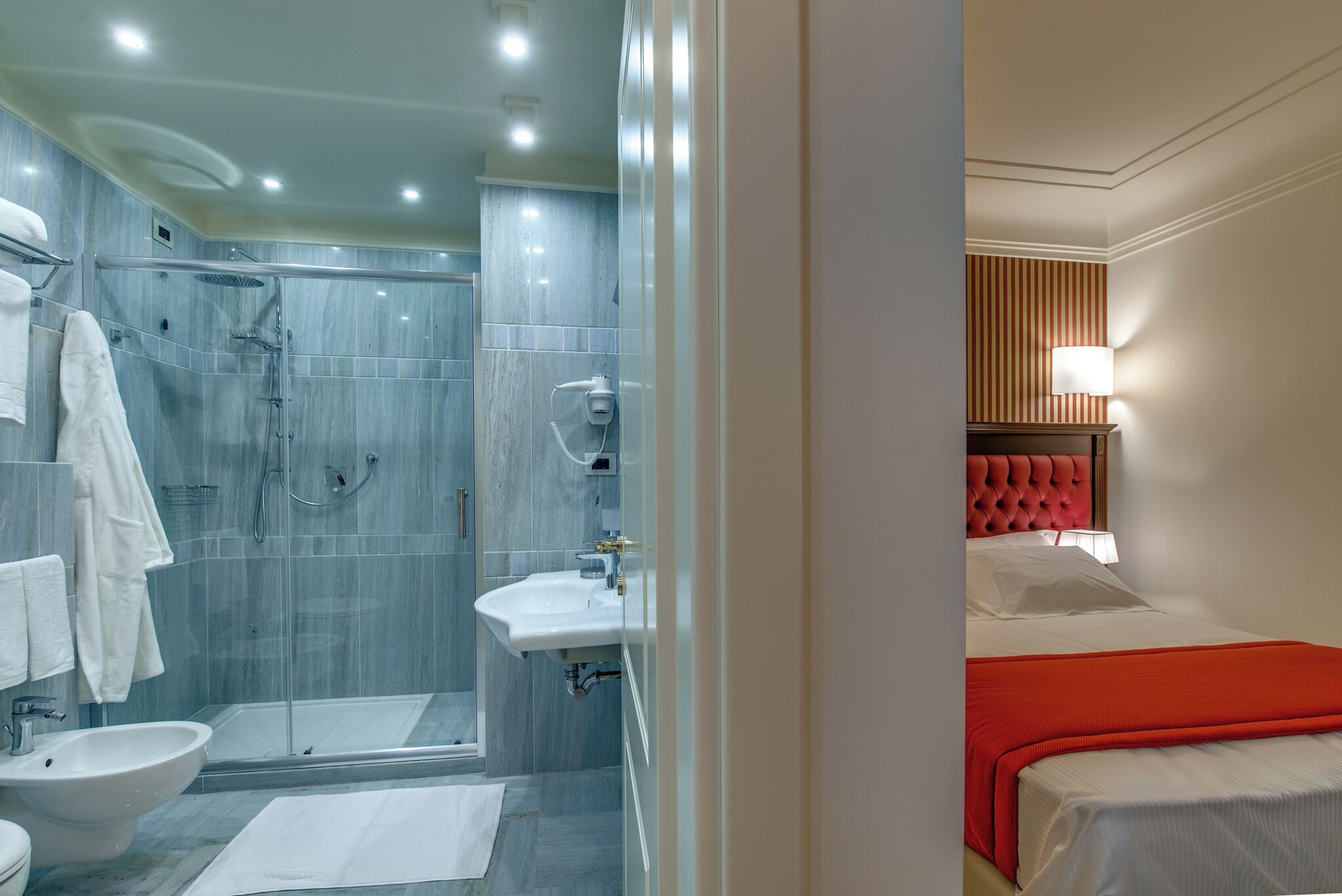 Une salle de bain moderne avec une douche à parois de verre, un lavabo et des toilettes.