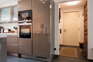 Kühlschrank, Mikrowelle, Ofen, Herdplatte