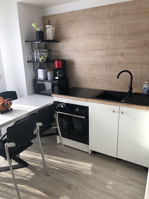 Kühlschrank, Mikrowelle, Ofen, Herdplatte