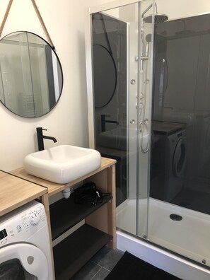 Dusche, Haartrockner, Handtücher, Seife