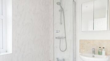 Kombinert dusj/badekar og håndklær