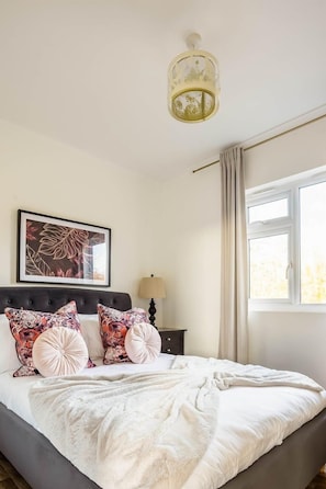 1 bedroom, iron/ironing board, free WiFi - STILLNESS - SLEEPS 2 | HOT TUB | BBQ | PETS ALLOWED | WI-FI | SECLUDED PATIO (Blandford Forum)