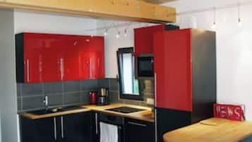 Réfrigérateur, micro-ondes, four, plaque de cuisson