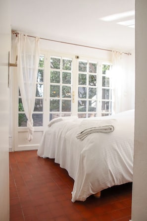 5 habitaciones, tabla de planchar con plancha y wifi gratis 