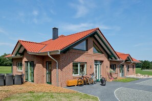 Exterior - Idyllically situated villa in country house style with sauna Ideal for groups & families (Soltau)