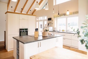 Réfrigérateur, four à micro-ondes, un four, surface de cuisson