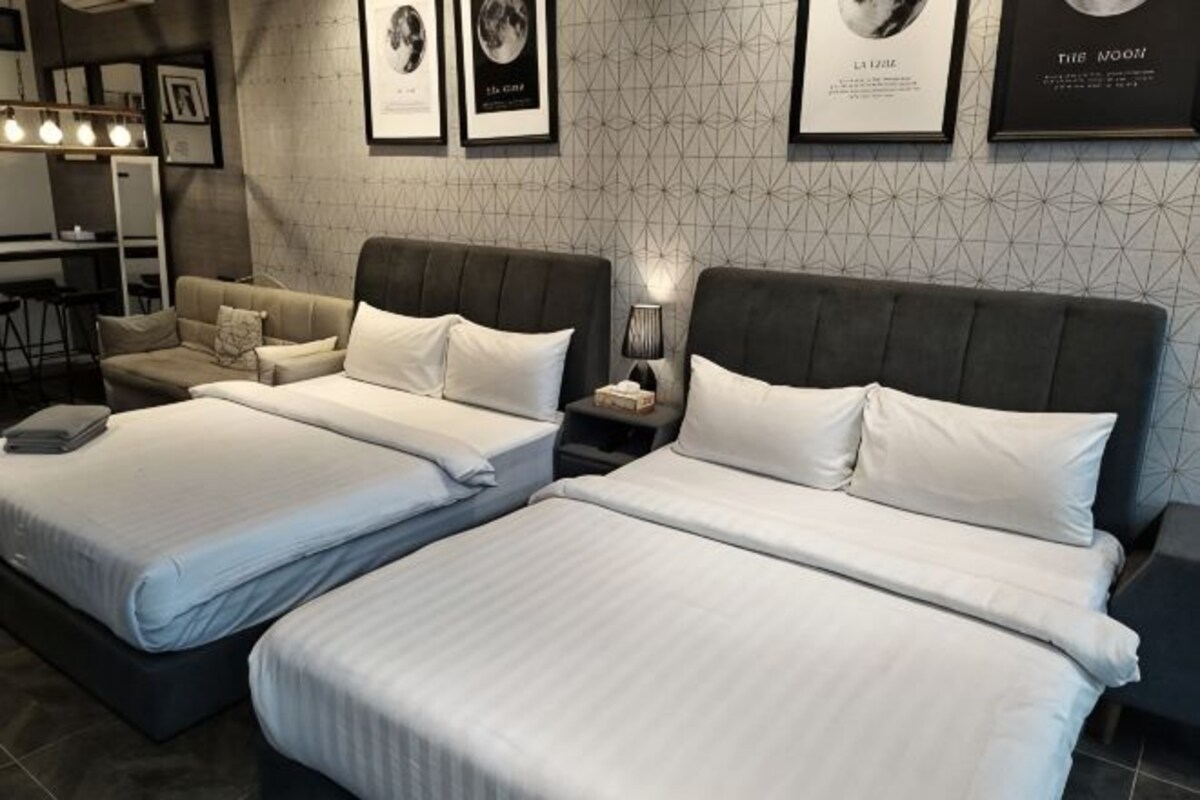 Escritorio, tabla de planchar con plancha, wifi gratis y ropa de cama 