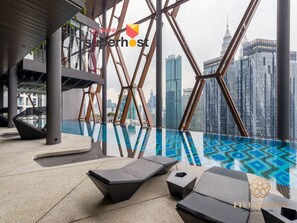 Piscina externa, espreguiçadeiras