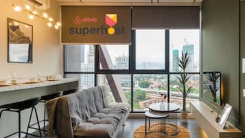 Suíte com design assinado | Área de estar | Smart TV 40 polegadas com canais a cabo, TV, Netflix