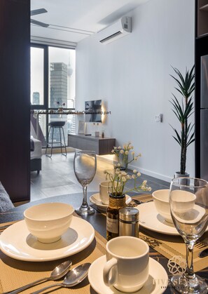 Estudio Premium | Servicio de comidas en la habitación