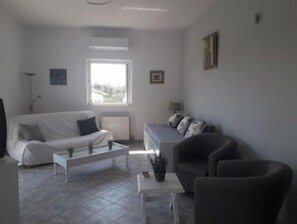 TV, books - Apartment Lena in Analipsis (messinias)