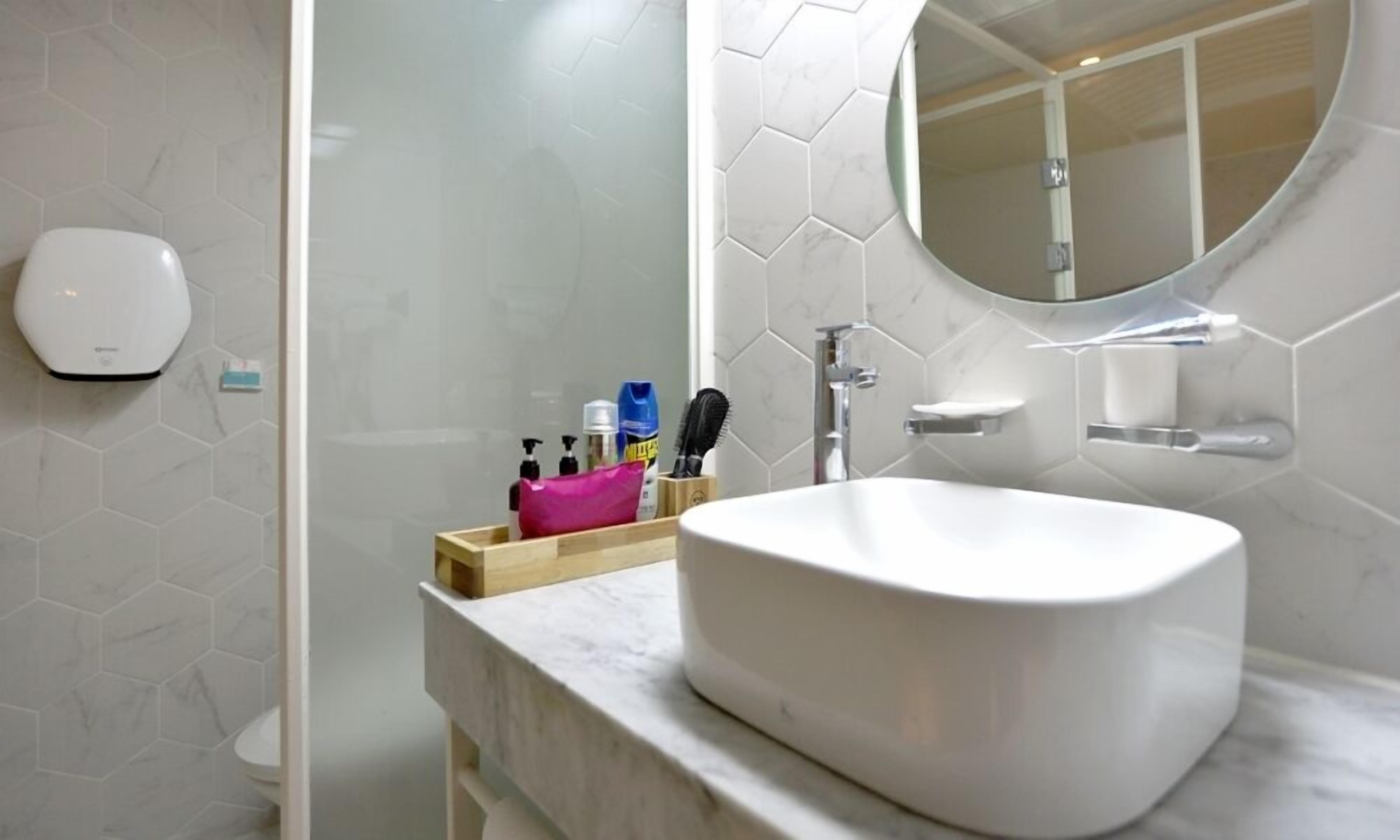 Suite B | Bathroom | Free toiletries, hair dryer, bathrobes, towels