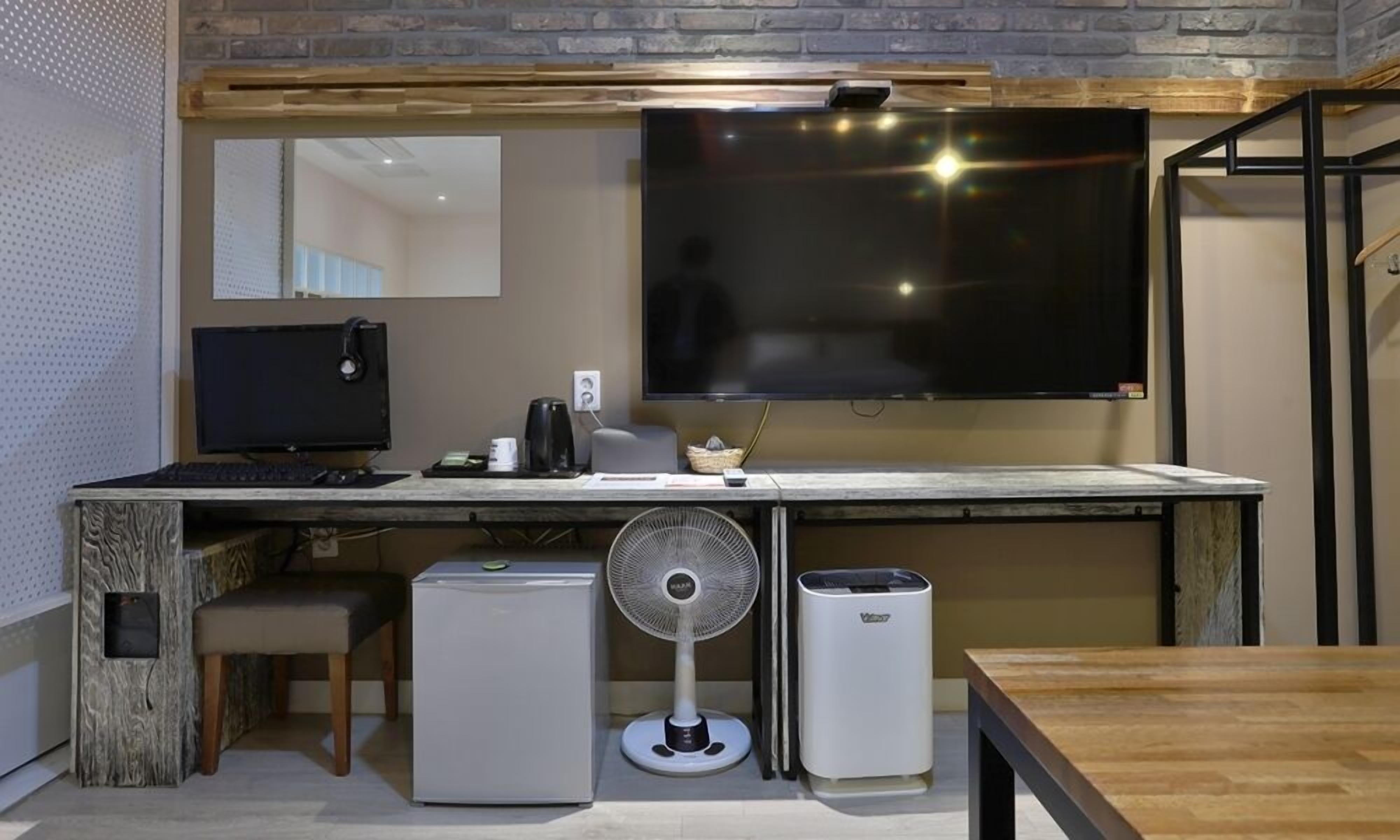 suite b | 1 bedroom, individually decorated, individually furnished, free wifi