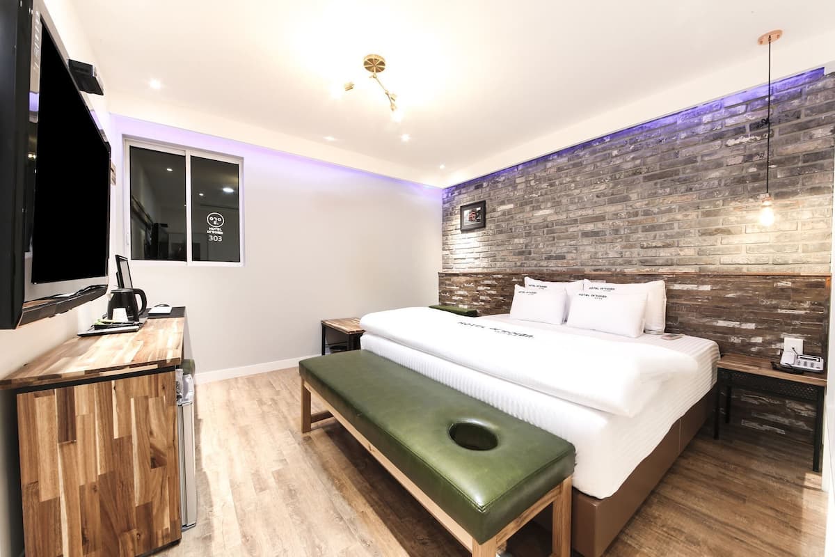Premier Double Room | WiFi (free), individually decorated, individually furnished, bed sheets