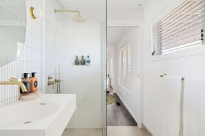 Dusche, Handtücher, Seife, Shampoo