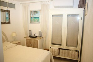 2 bedrooms, iron/ironing board, free WiFi, bed sheets - Beautiful garden level with terrace, sea view and direct access to the beach - swimming pool (Bormes-les-Mimosas)