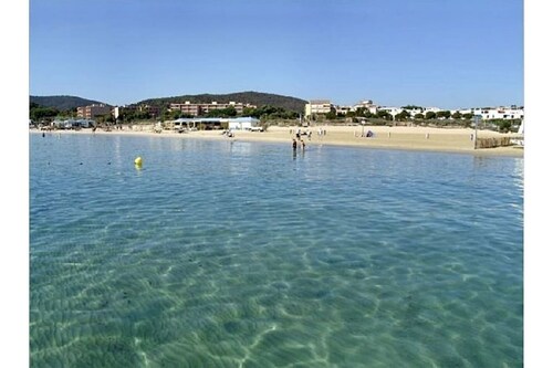 Beau rez-de-jardin avec terrasse, vue mer et accès direct à la plage - piscine