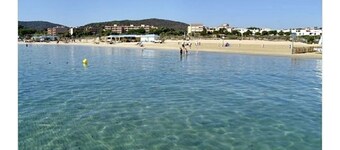 Beautiful garden level with terrace, sea view and direct access to the beach - swimming pool