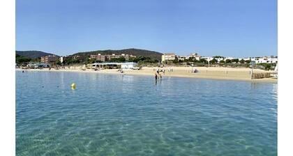 Beautiful garden level with terrace, sea view and direct access to the beach - swimming pool