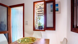 Un comedor con una mesa de madera, un tazón y una silla.