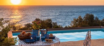 Mareverde.Gorgeous beachfront cottage with pool