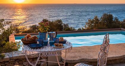 Mareverde.Gorgeous beachfront cottage with pool