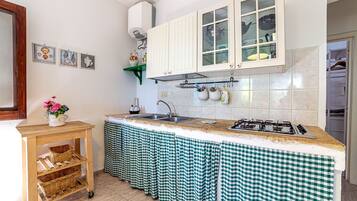 Frigorifero, piano cottura, macchina per tè/caffè