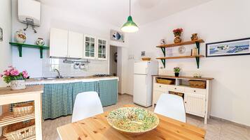 Frigorifero, piano cottura, macchina per tè/caffè