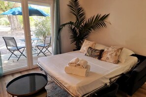 Escrivaninha, ferros/tábuas de passar roupa, acesso à internet