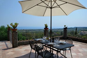 Property grounds - Villa Etnamare with Infinity pool between Mt Etna and the Jonian sea - Girasole  (Santa Venerina)