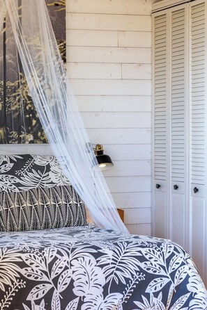 2 bedrooms, iron/ironing board, WiFi - Villa wood Lodge terrace pilotis, swimming pool, exceptional view vineyards, classified 3*. (Plaissan)