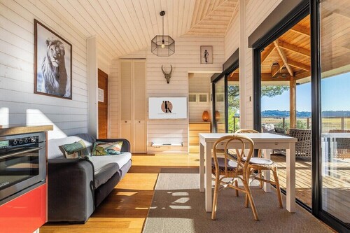 Villa wood Lodge terrace pilotis, swimming pool, exceptional view vineyards, classified 3*.