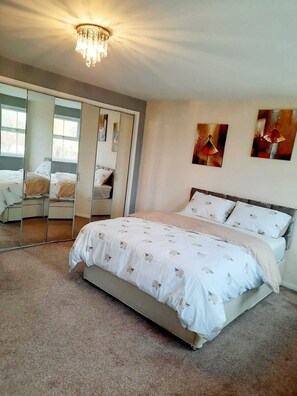 3 bedrooms, WiFi, bed sheets - Ashford Family Home (Ashford)