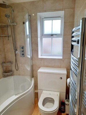 Shower, jetted bath, towels - Ashford Family Home (Ashford)