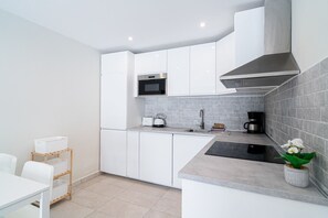 Kühlschrank, Mikrowelle, Ofen, Geschirrspüler