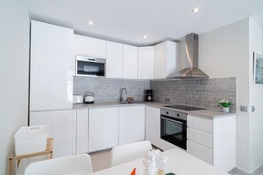 Kühlschrank, Mikrowelle, Ofen, Geschirrspüler