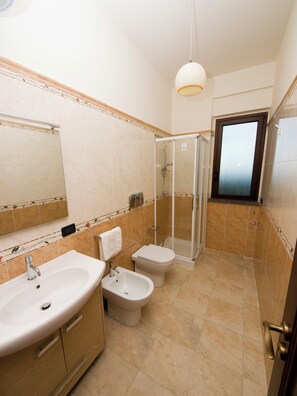 Douche, sèche-cheveux, bidet, serviettes fournies