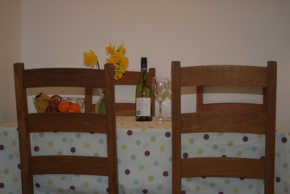Deux chaises en bois recouvertes d’une nappe à pois.