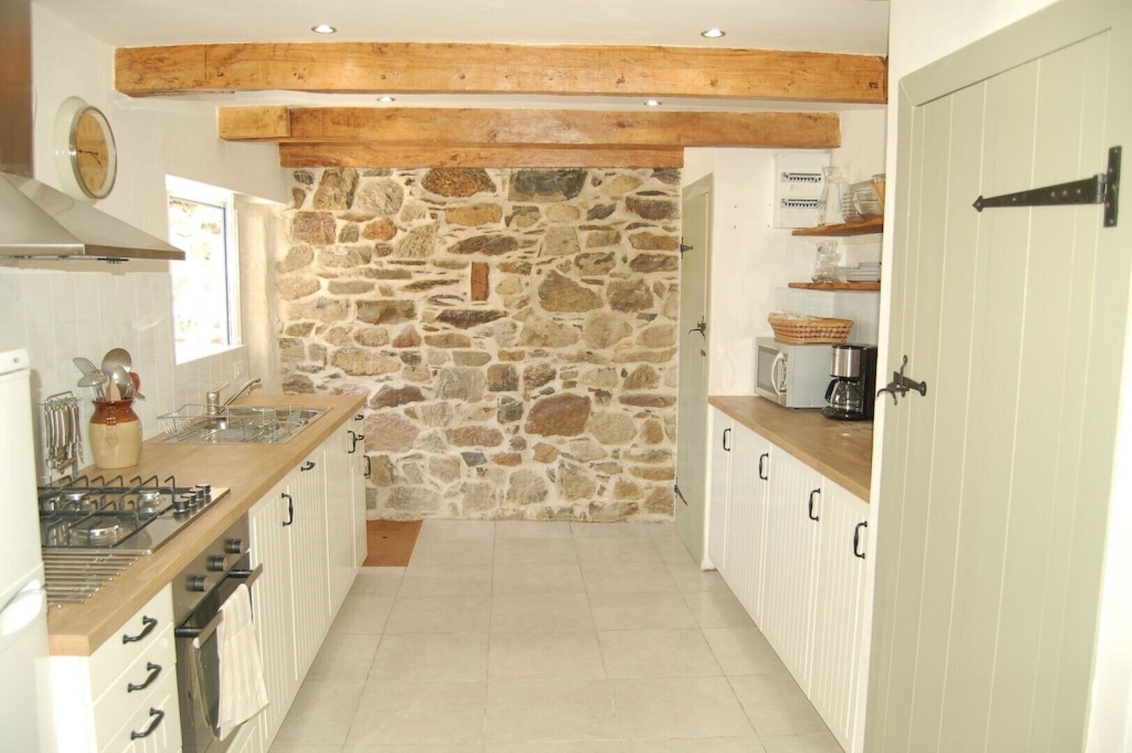 Jääkaappi, mikroaaltouuni, uuni, liesi