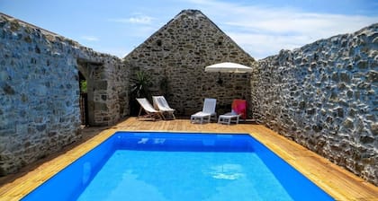 Coastal cottage with heated pool and gardens, 10 mins to beach