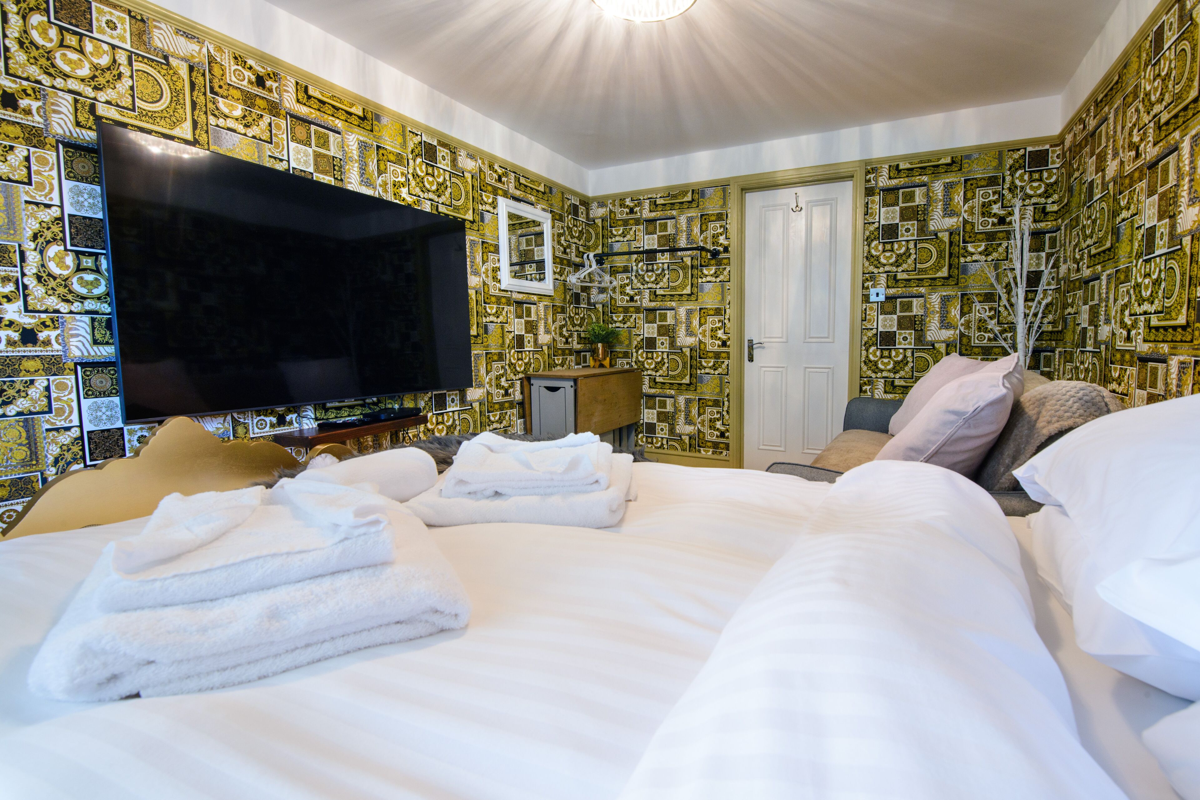 1 bedroom, iron/ironing board, internet, bed sheets