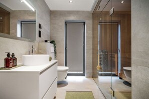 Regadera, secadora de cabello, toallas 