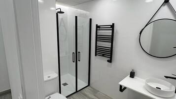 Douche, douche à « effet pluie », sÚche-cheveux, serviettes fournies