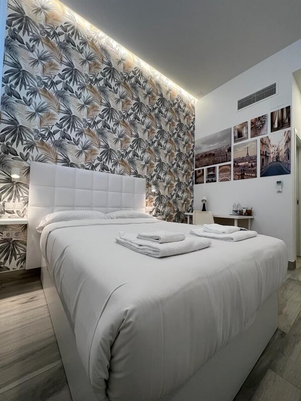 Premium bedding, down duvets, memory-foam beds, desk - CH Tanez Carolina (Madrid)