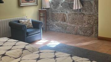 3 bedrooms, desk, iron/ironing board, travel cot