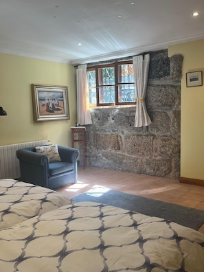 3 makuuhuonetta, työpöytä, silitysrauta/-lauta, vauvan matkasänky