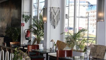 Desayuno de autoservicio (EUR 15 por persona)
