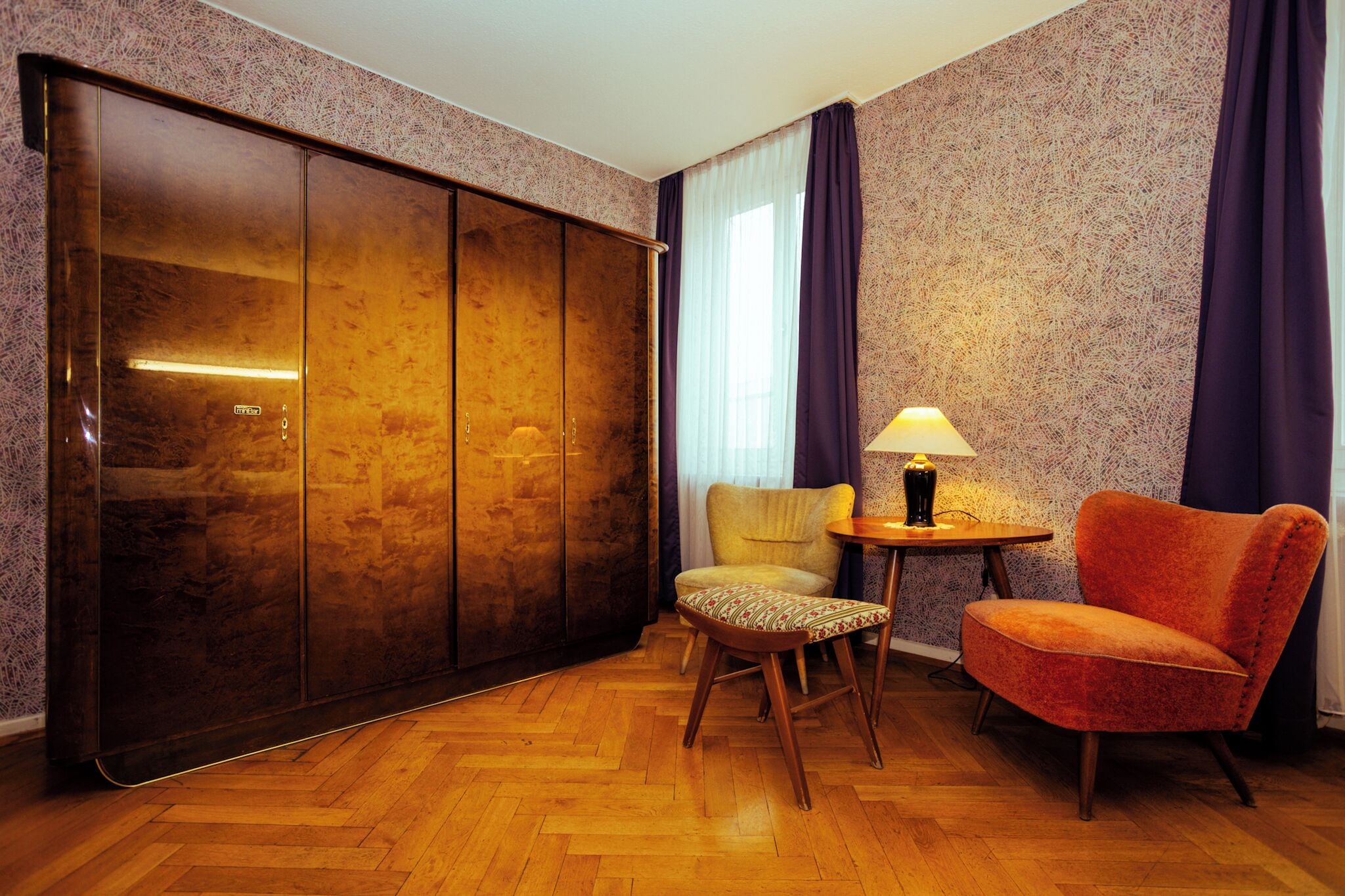 Dobbelt- eller tomannsrom – comfort | Oppholdsområde | En 32-tommers Flatskjerm-TV med Parabol-TV samt TV