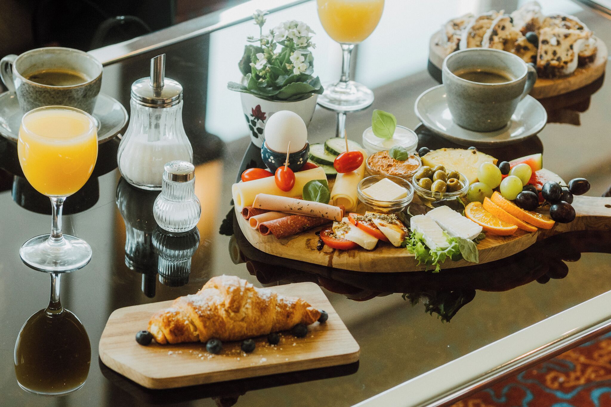 Un bufé de desayuno con diversas opciones de comida y bebidas.