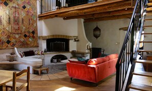 Boeken, een filmbibliotheek en een stereo